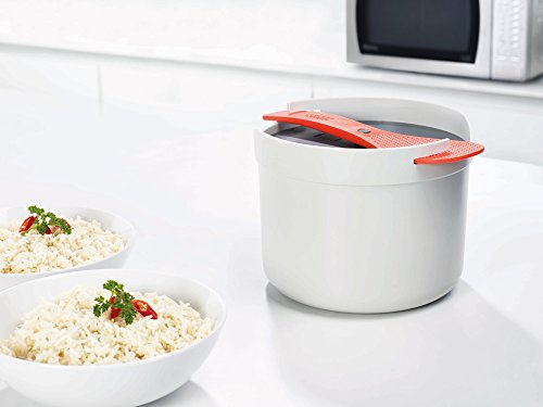 Effortless Rice Mastery: Joseph Joseph Microwave Rice Cooker Set for Perfectly Fluffy Grains This ingenious set transforms the rice cooking experience into a seamless, one-pot process. The set includes a 2 L cooking pot, a colander, a measuring cup, and a multi-purpose rice paddle. The rice paddle, with its dual functionality, not only locks the pot lid securely but also serves as a convenient spoon for fluffing and serving the cooked rice. The two carrying handles on the paddle make transporting the pot a breeze. The entire set is dishwasher safe, making cleanup a snap. Whether you're a novice in the kitchen or a seasoned chef, this rice cooker set elevates your rice-cooking game to new heights, ensuring consistently fluffy and delicious results with minimal effort.