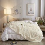 Comfort with Plush Shaggy Luxurious Fake Fur Blanket in Gentle Beige – Queen Size Cozy Bliss