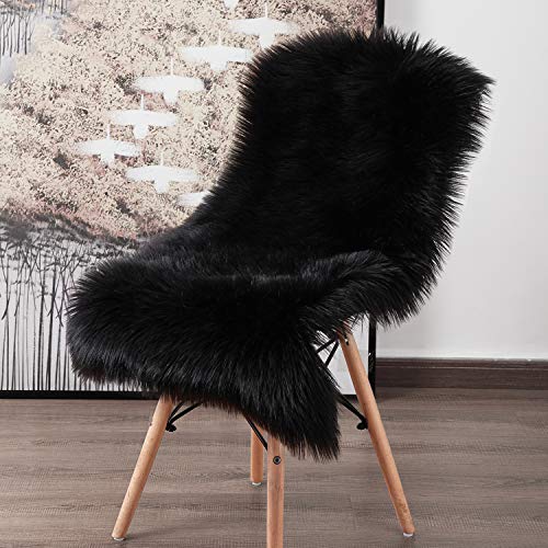 YOH Luxury Soft Faux Sheepskin Chair Cover Seat Cushion YOH Luxurious Delicate Fake Sheepskin Chair Cowl Seat Cushion, Fashionable Imitation Sheepskin Plush Carpets Fluffy Shaggy Fur Space Rugs for Bed room Residing Room Nursery Residence Decor Mat 23.6 X 35.four Inches (Black).